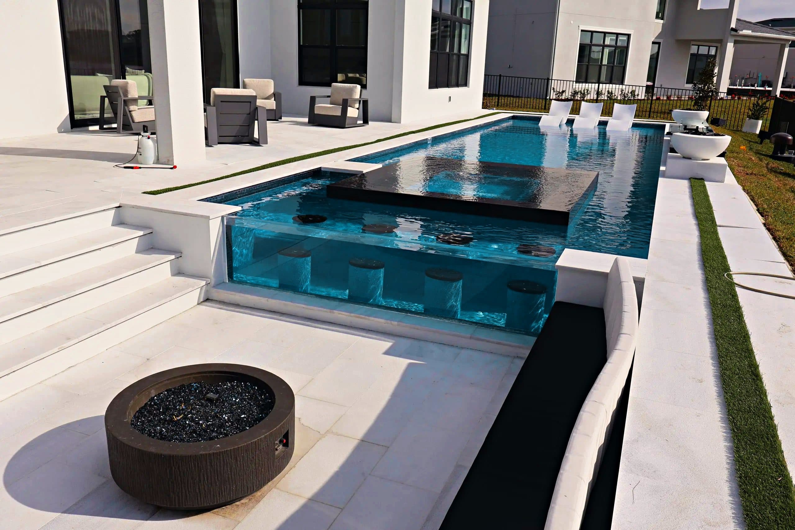 Piscina de lujo terminada por D&J, con spa y azulejo de vidrio