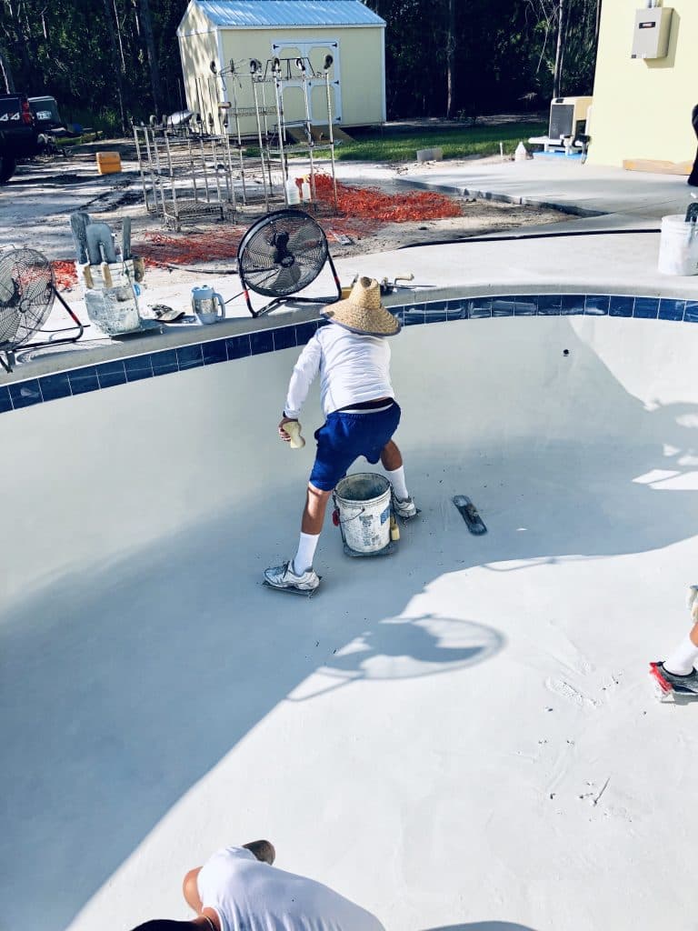 trabajador dando los toques finales a la piscina 2026 03 13 01 48 35 utc