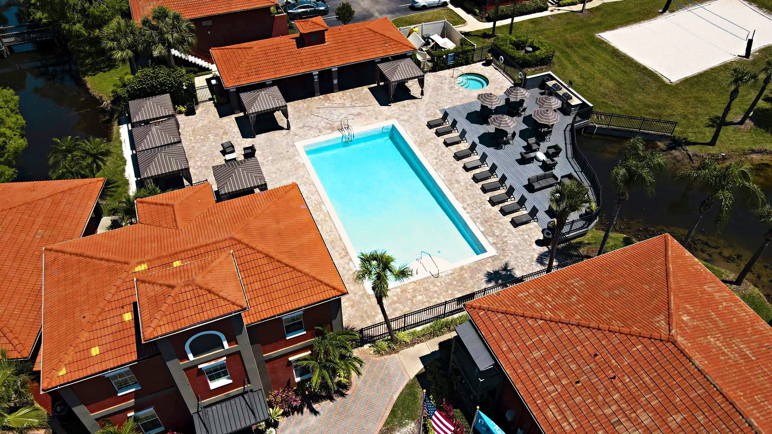 Vista aérea de una piscina comunitaria