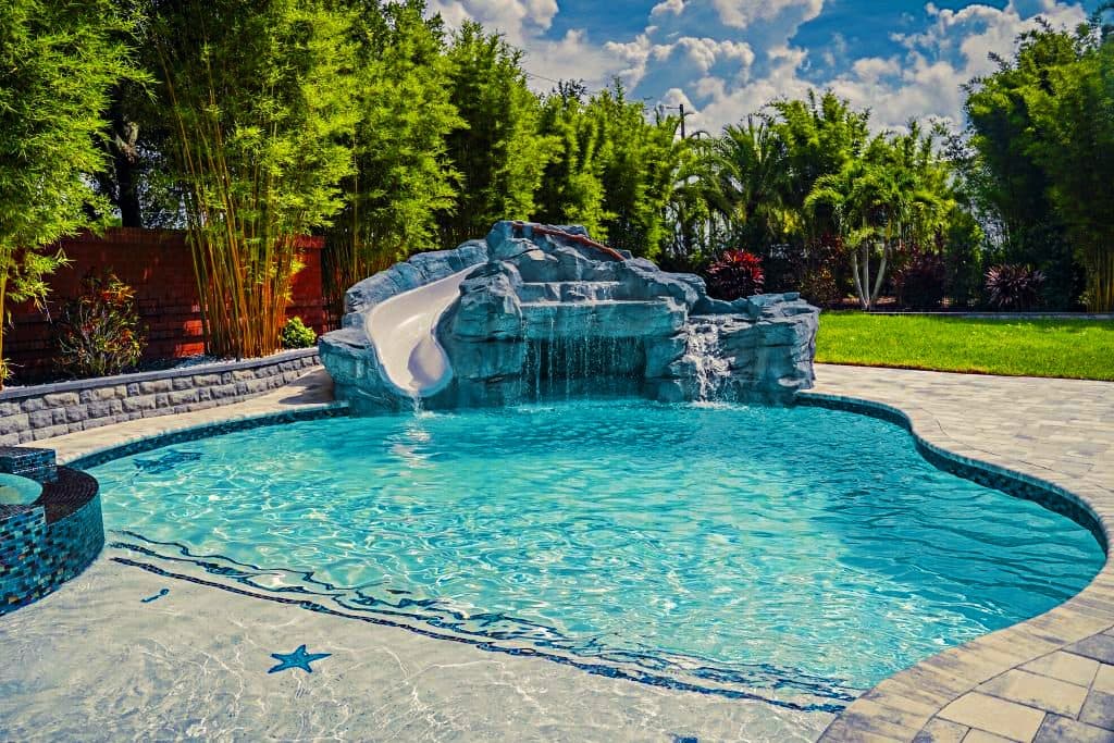 Foto del artículo “Yeso (plaster) vs. pebble vs. cuarzo: ¿qué acabado es mejor para las piscinas en Florida?”