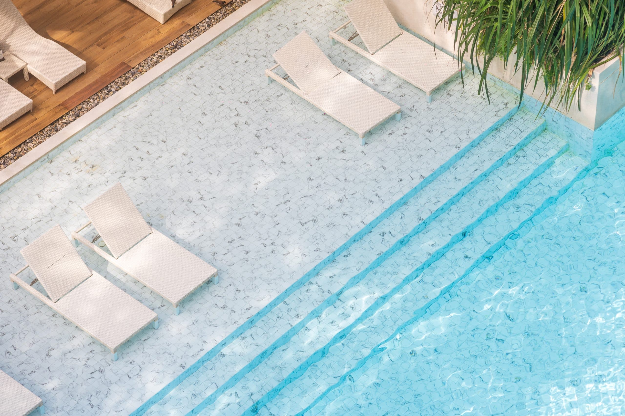 Acabado PebbleTec para piscina comercial en Florida — restauración de piscinas de alto tráfico