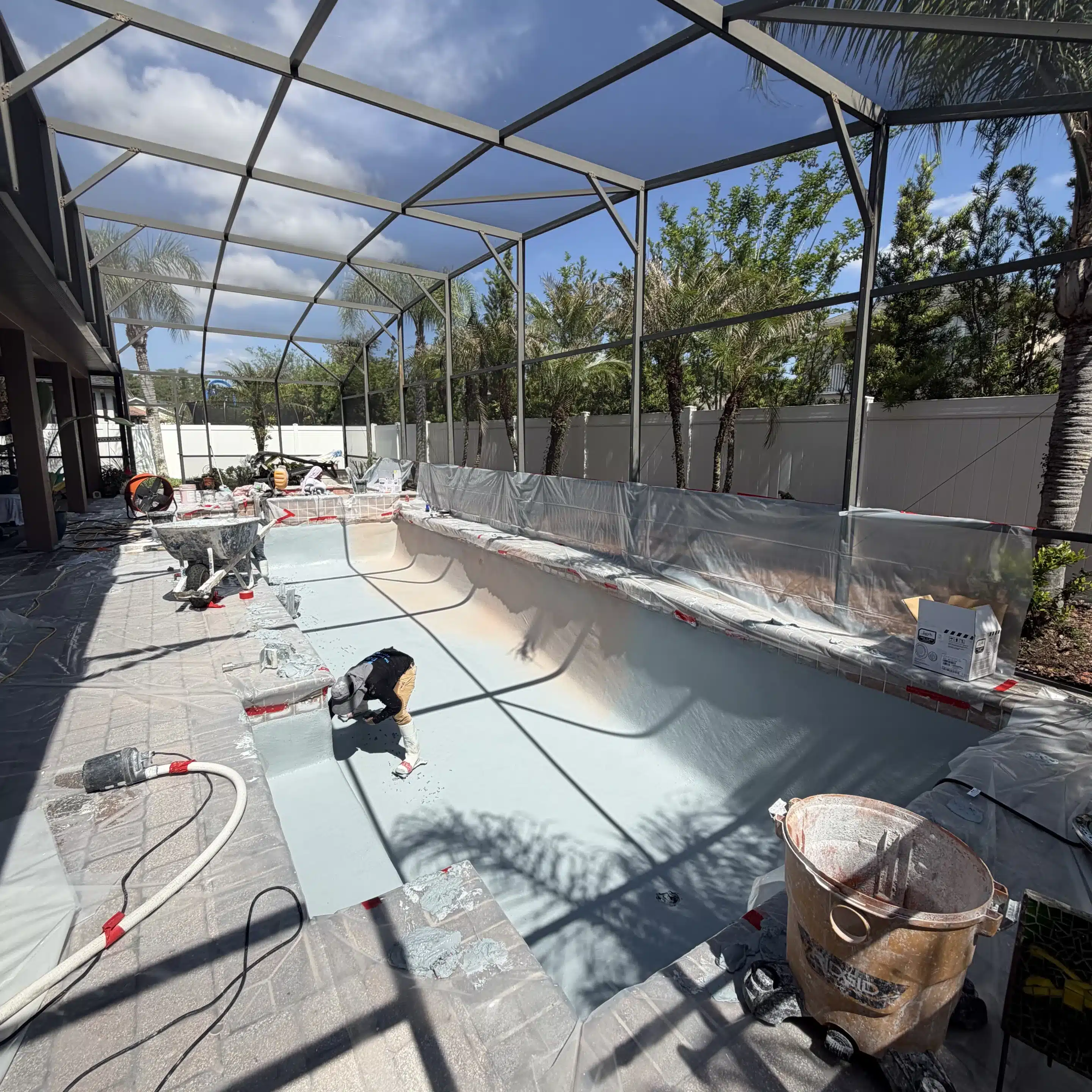 Acabado de piscina Pebble Tec vs. cuarzo