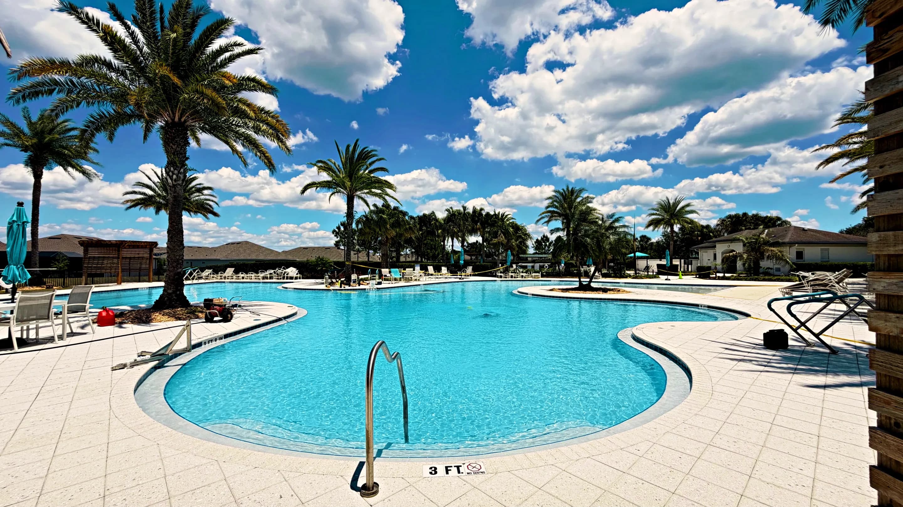 Remodelación de piscina en Orlando con acabado premium