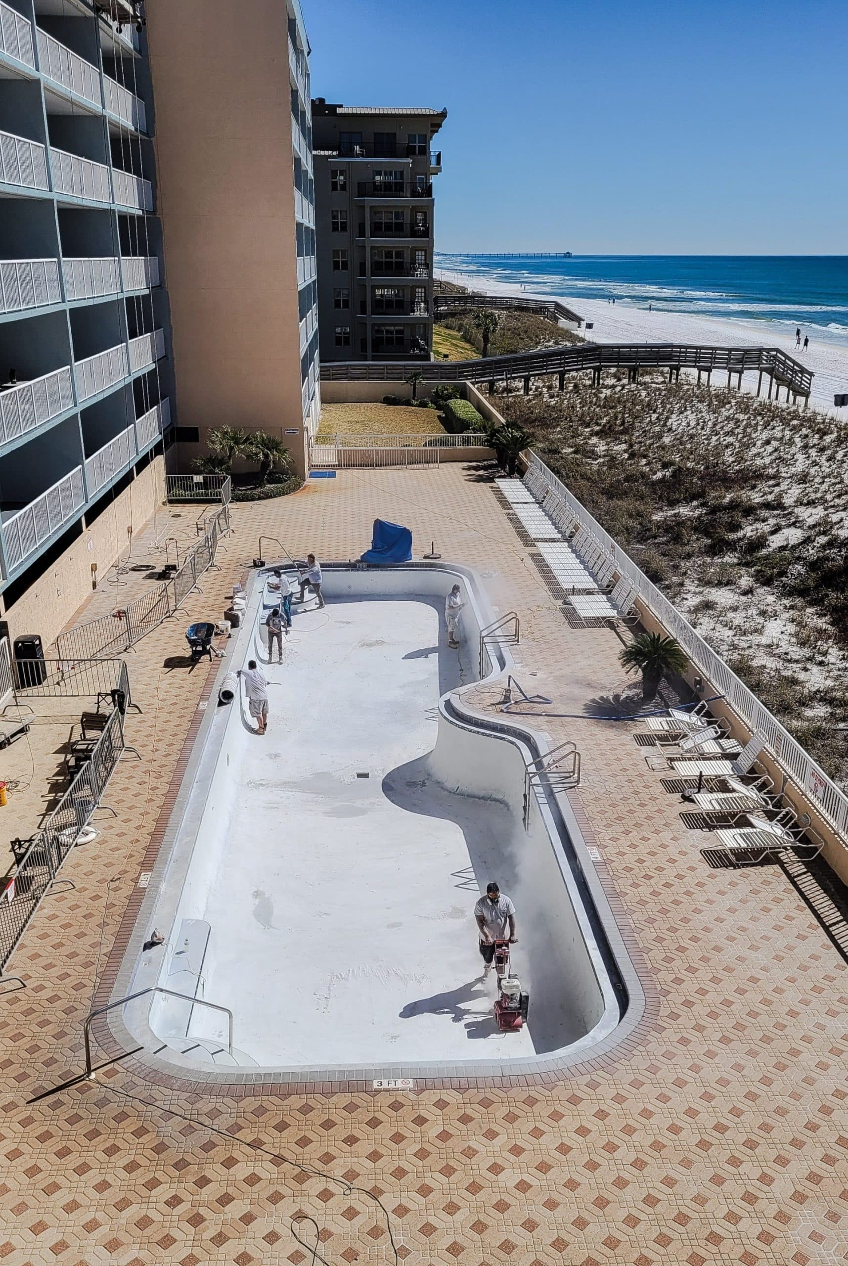 una piscina junto a la playa en proceso de restauración para alquiler turístico