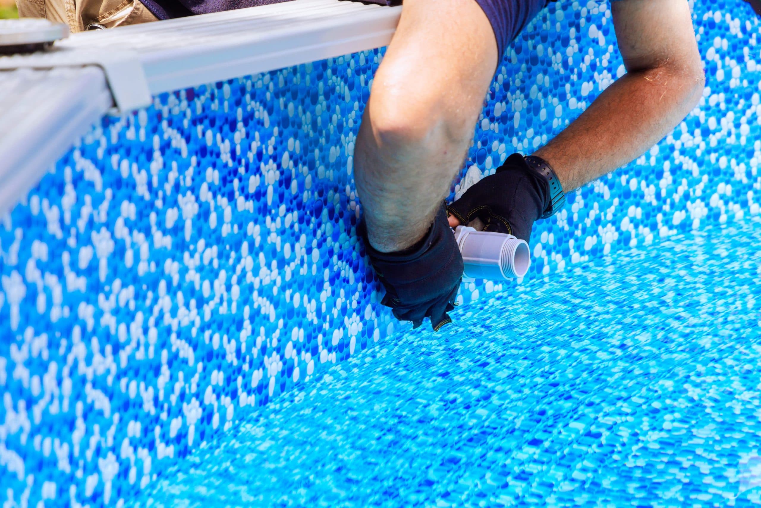 técnico de mantenimiento instalando un sistema de filtración de agua