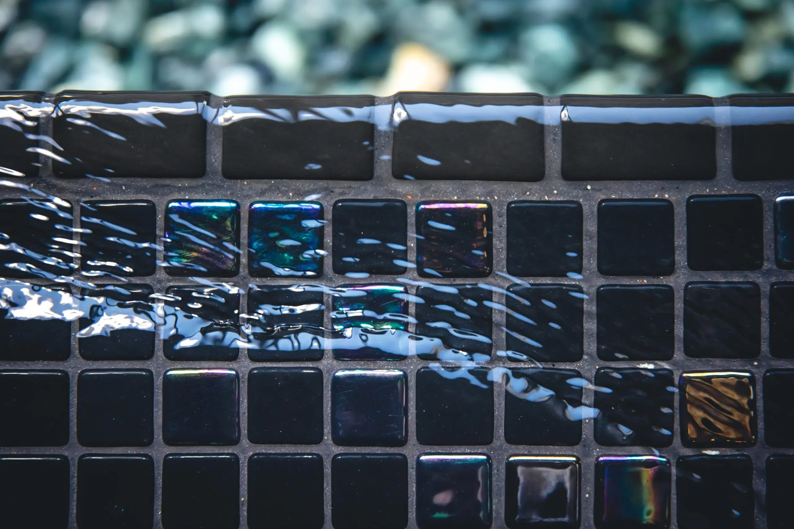 primer plano de la textura natural del agua de una piscina