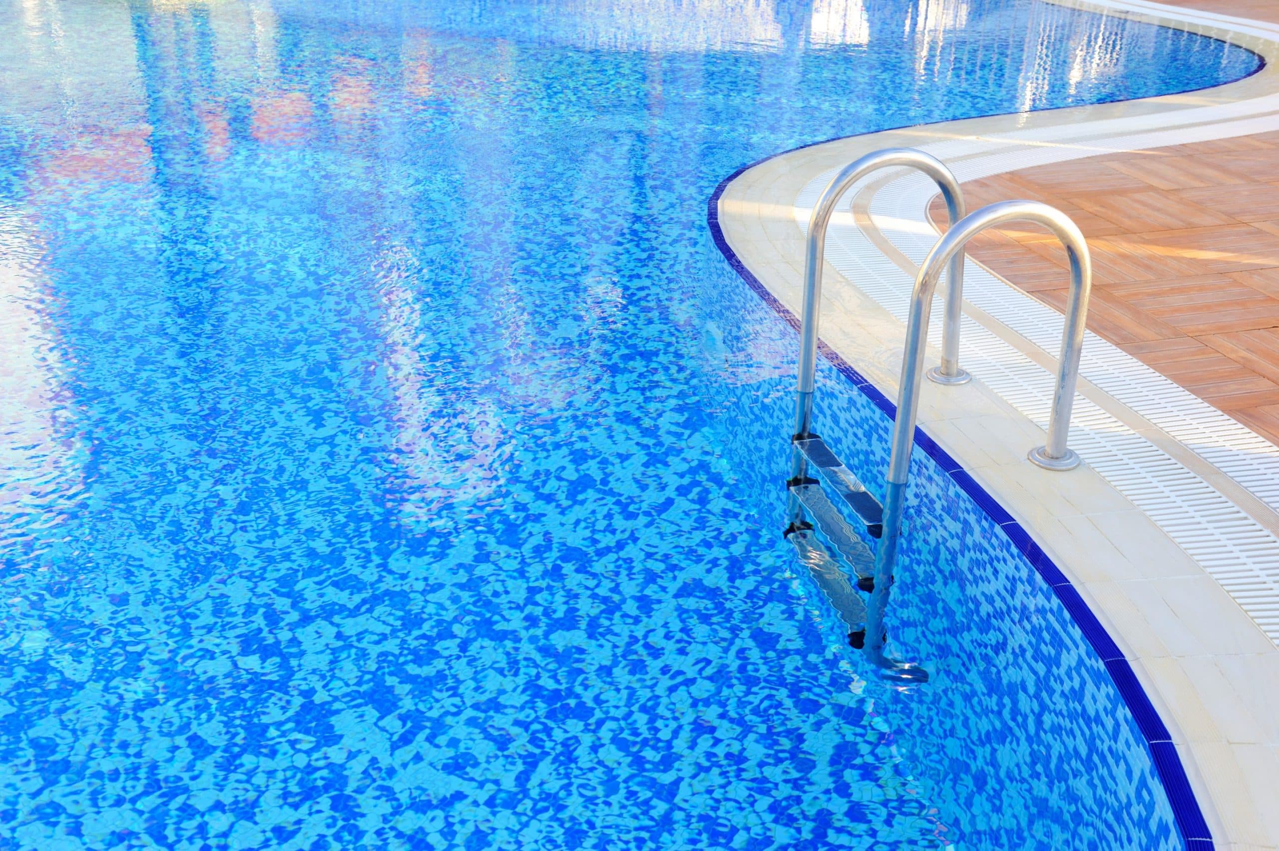 primer plano de una piscina de hotel con escalera