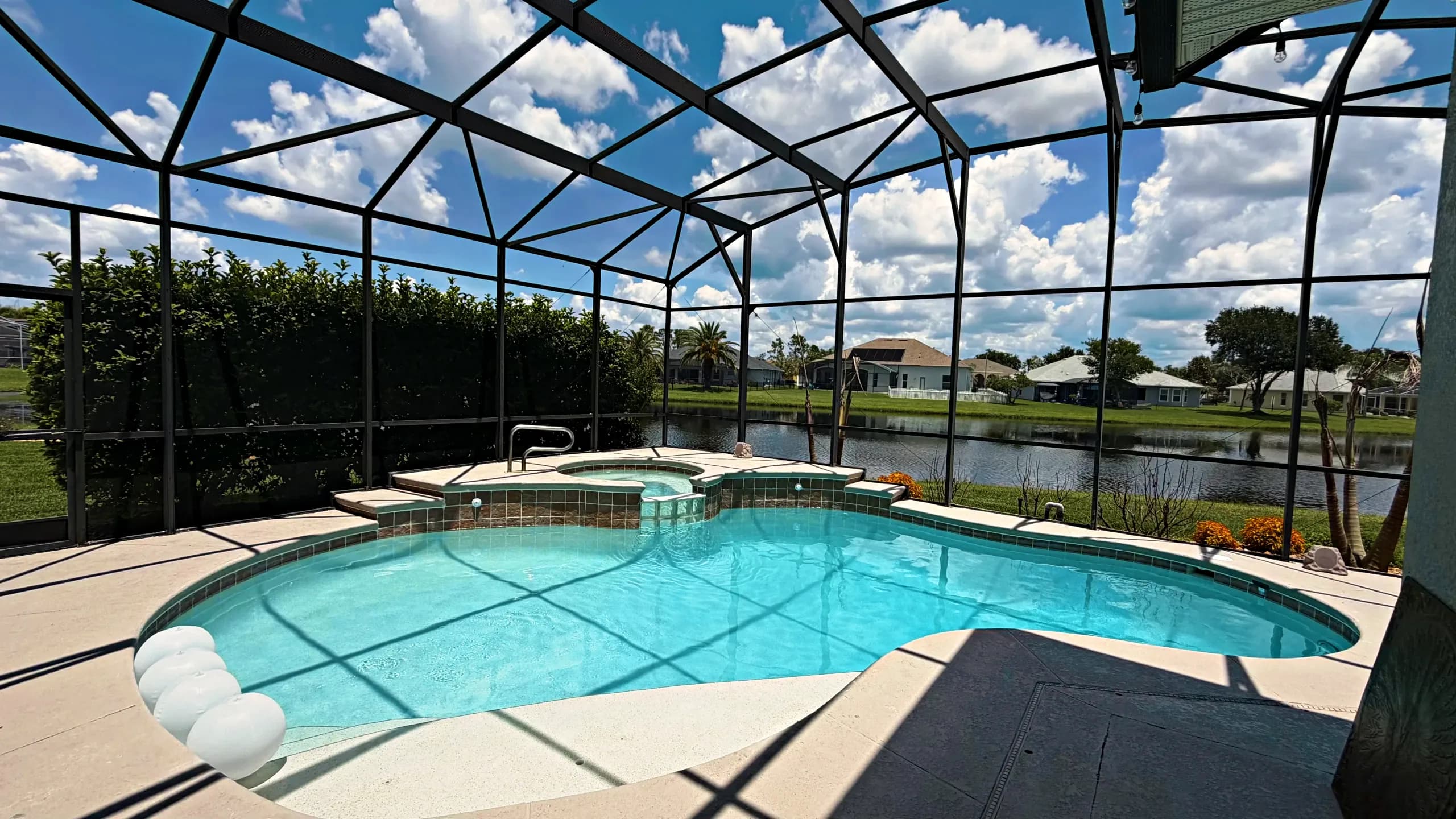Screened-in pool with fresh finish in Orlando