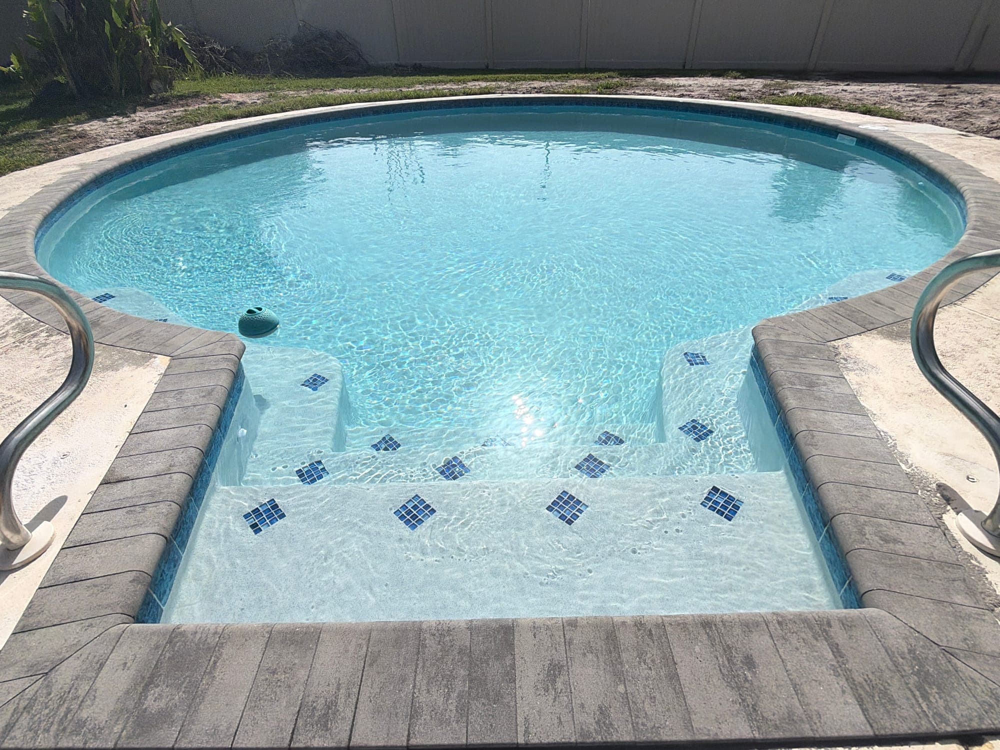 Piscina redonda con escalones decorados con azulejo y acabado nuevo
