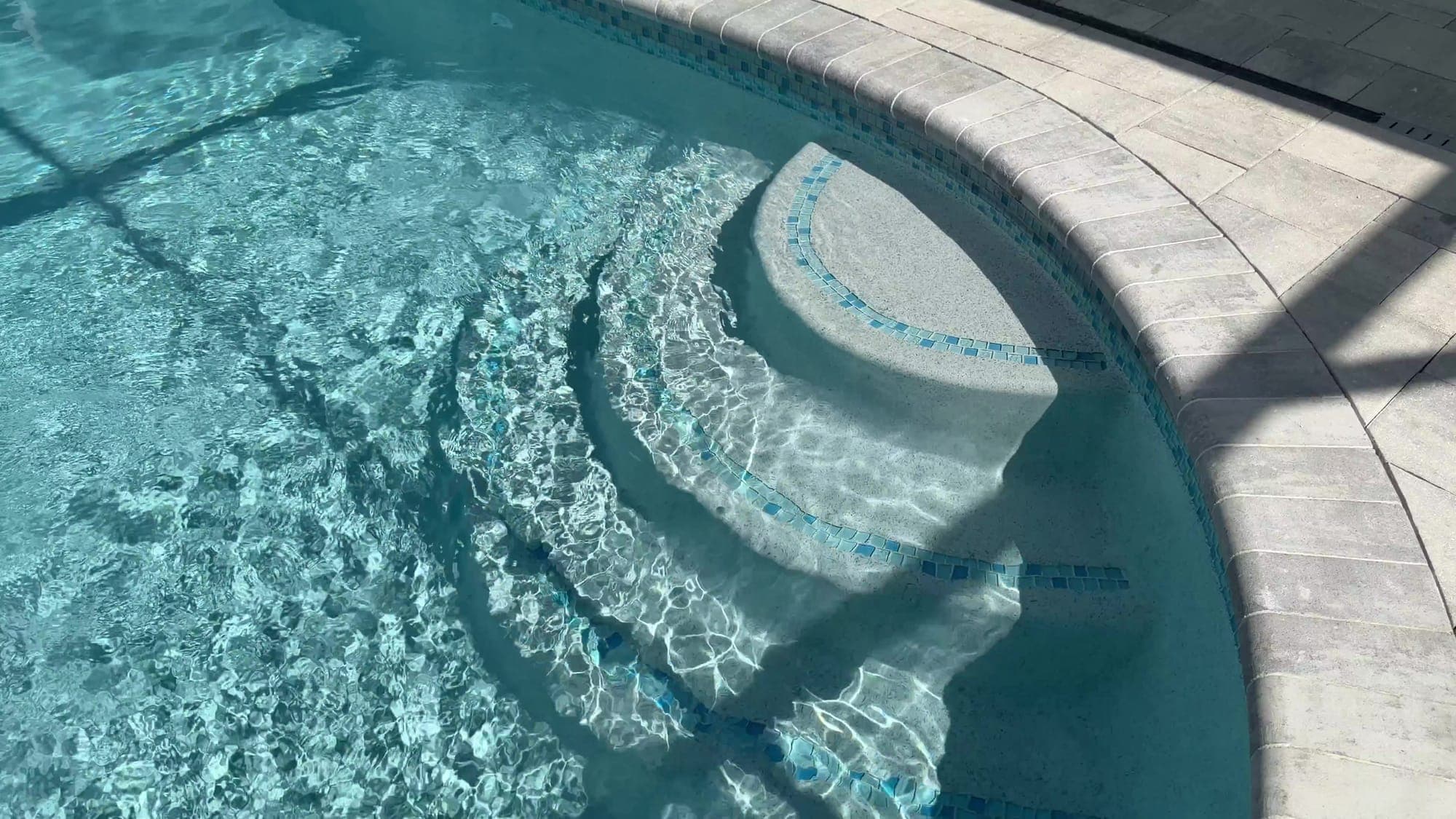 Escalones curvos con una línea de azulejo, bajo el agua