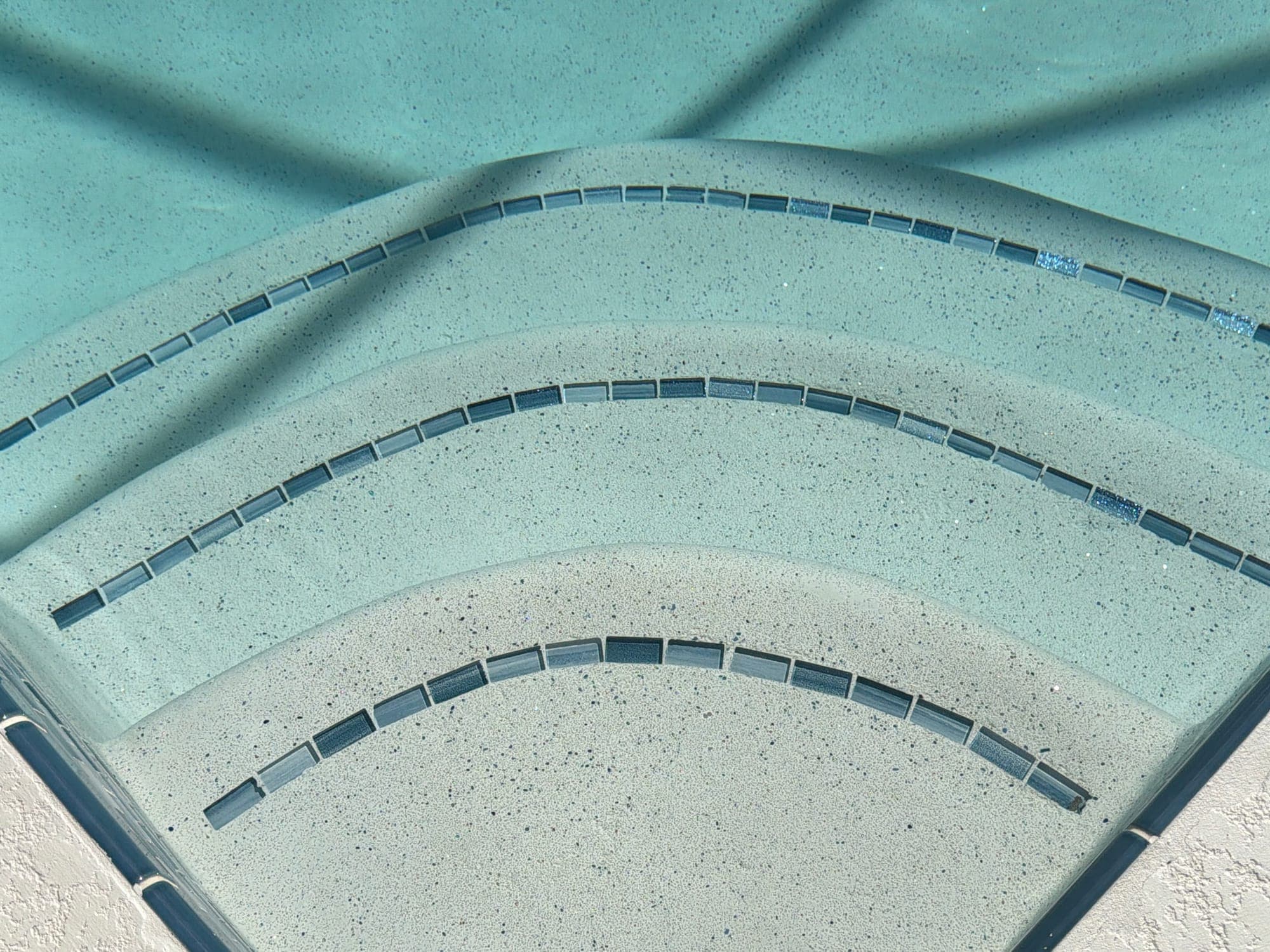 Escalones curvos con borde de azulejo de vidrio