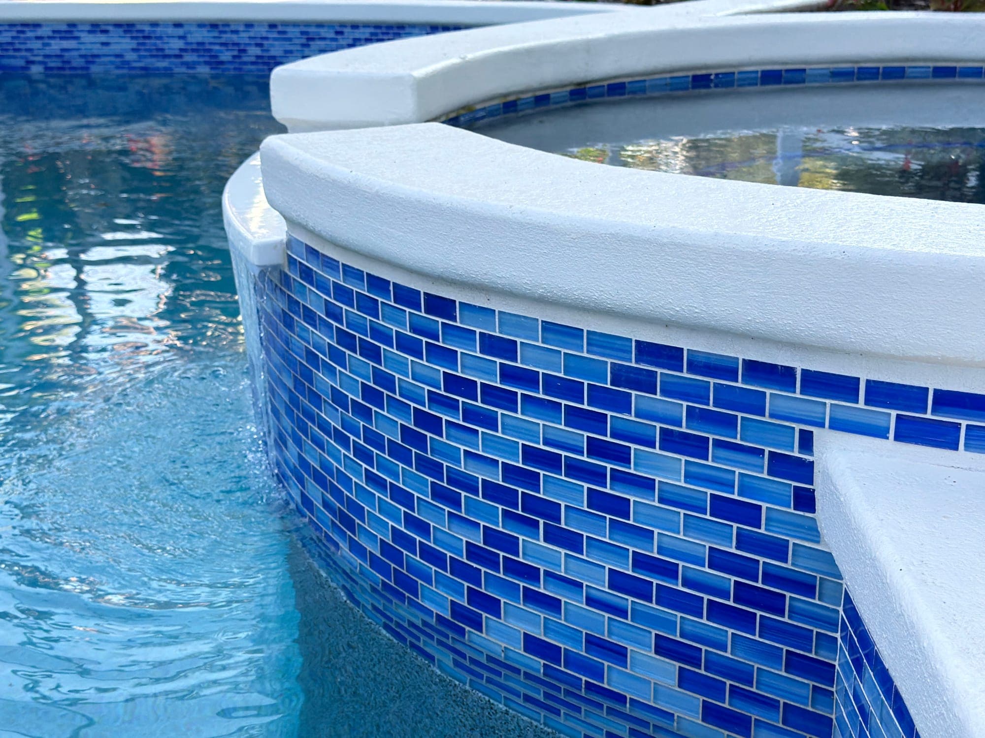 Muro de spa elevado con azulejo de vidrio azul tipo ladrillo