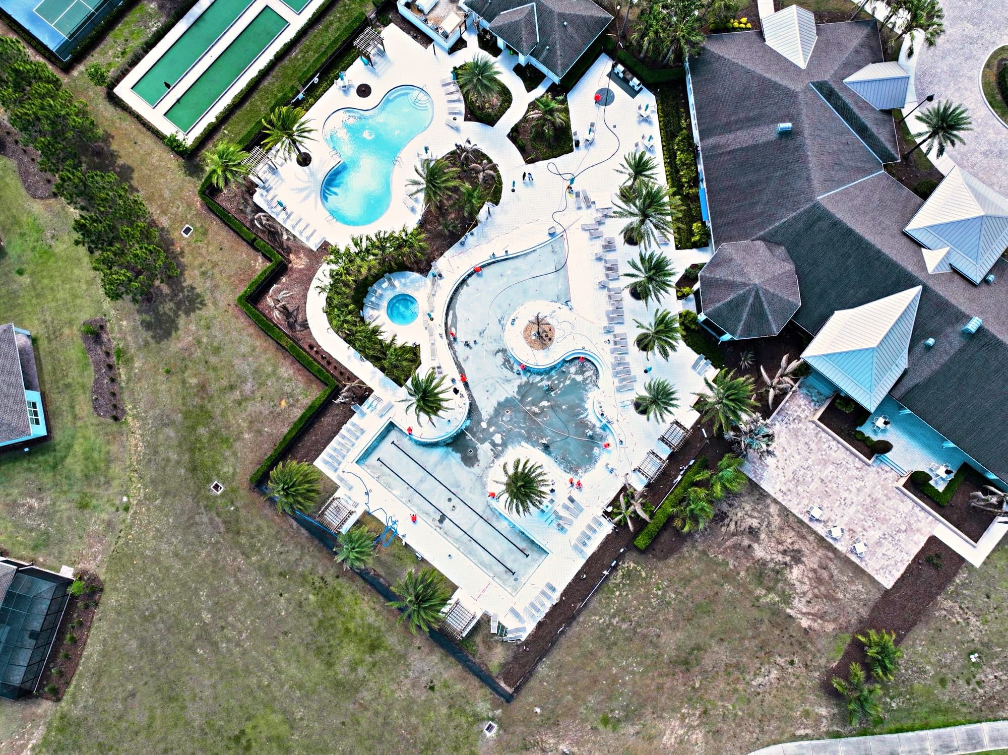Vista aérea de la piscina de un resort trabajada por D&J
