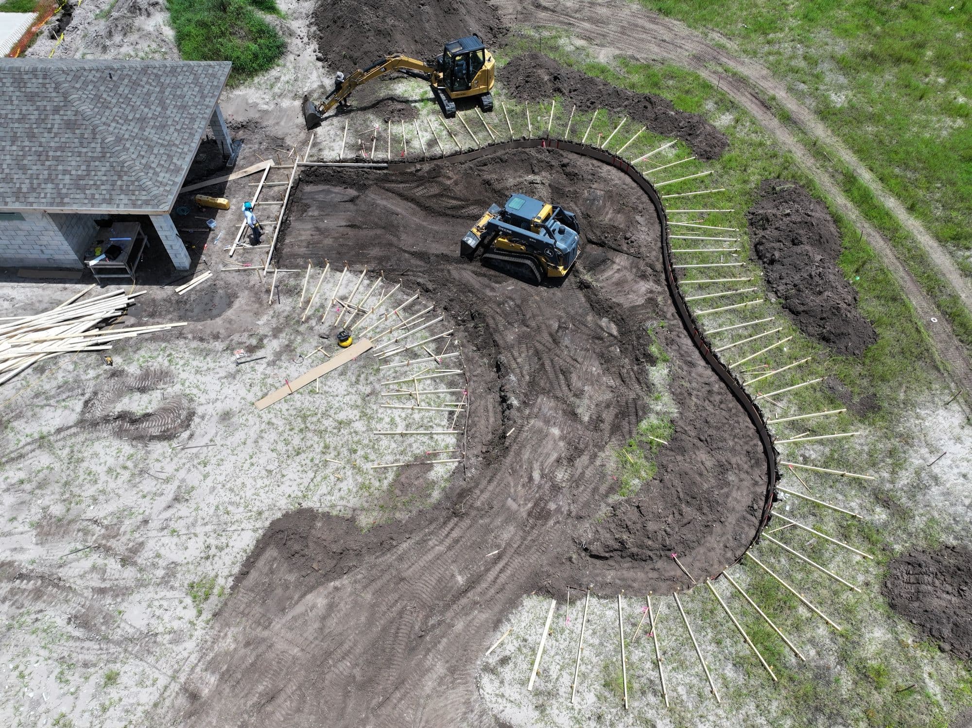 Vista aérea de la excavación de una piscina nueva
