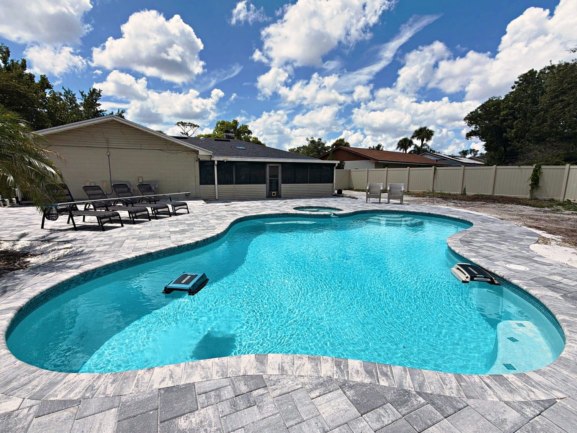 Piscina y spa renovados con deck nuevo de adoquines