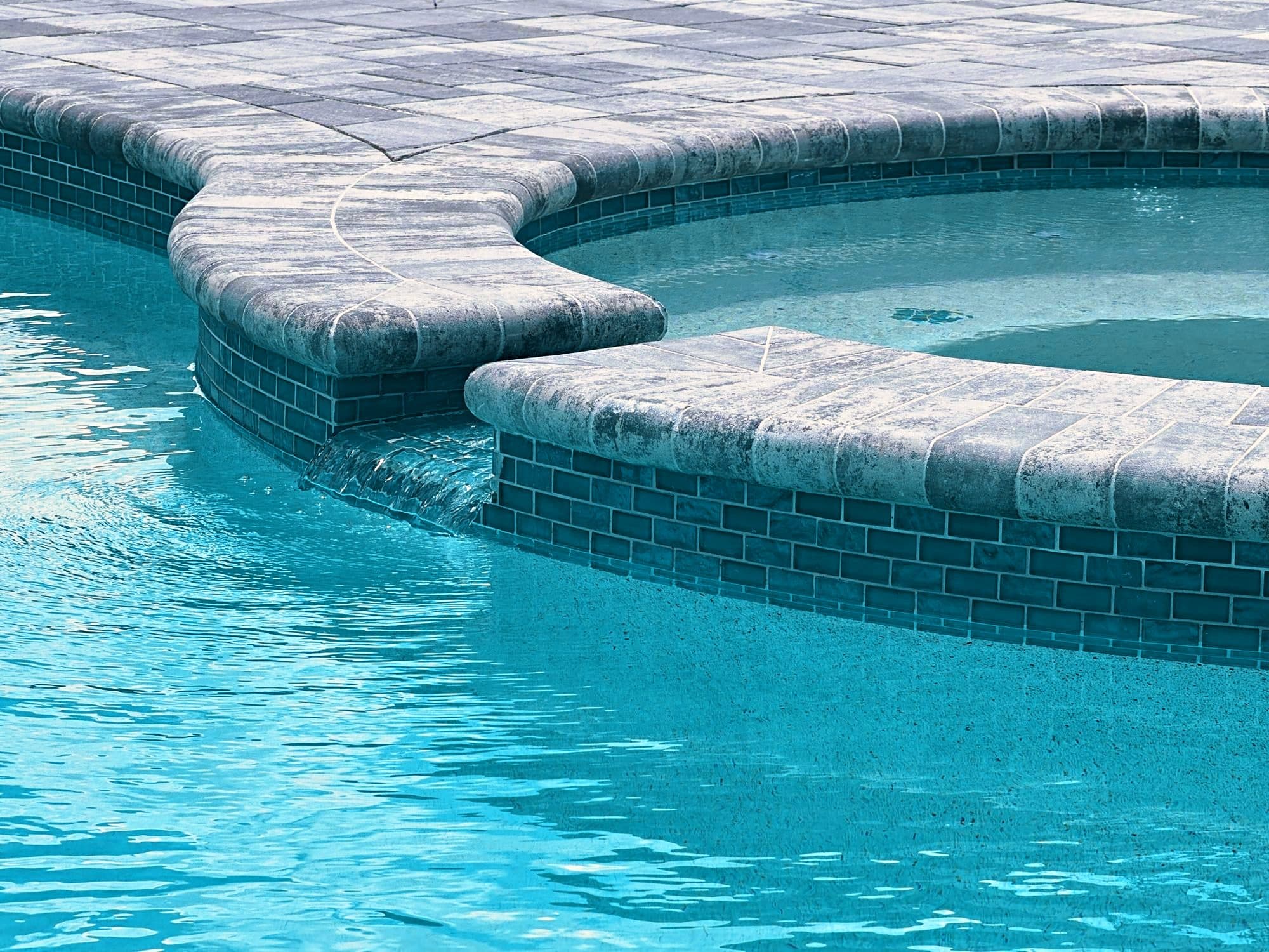 Borde de spa con azulejo de vidrio nuevo en la línea de agua