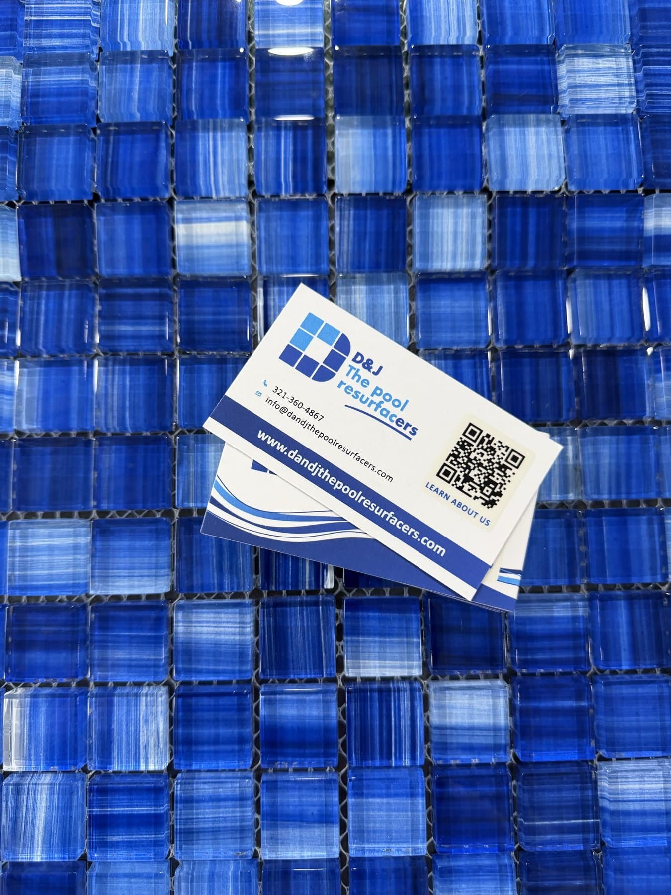 Tarjetas de D&J sobre muestras de azulejo de vidrio