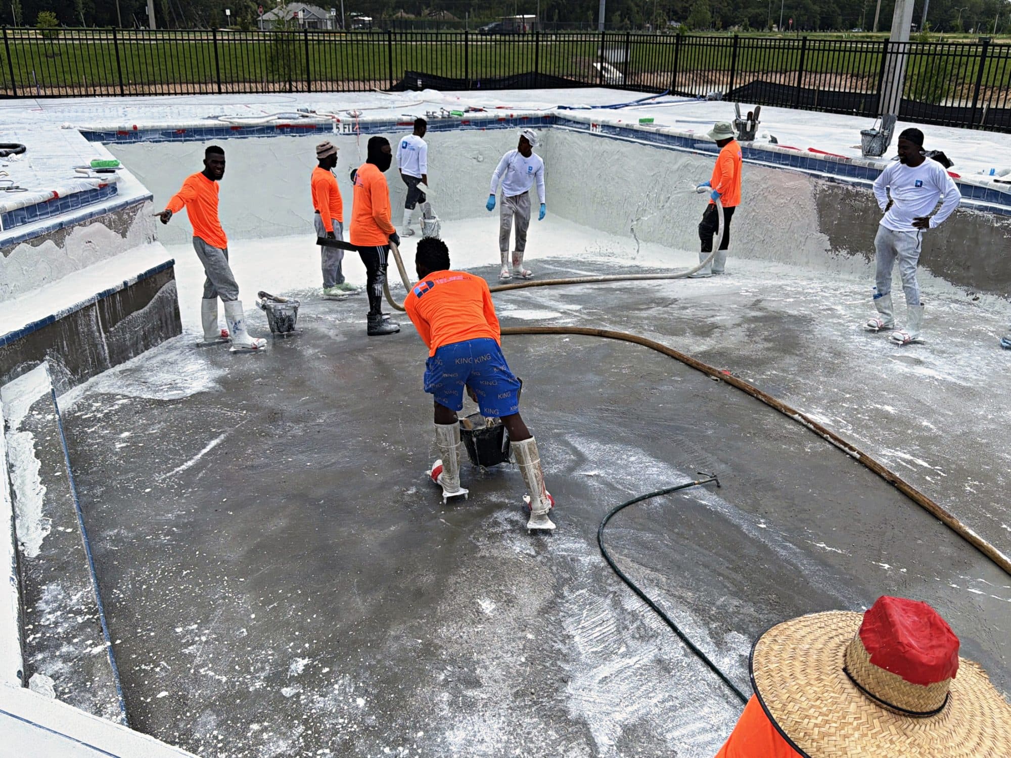 Equipo de D&J trabajando una piscina comercial en Zephyrhills