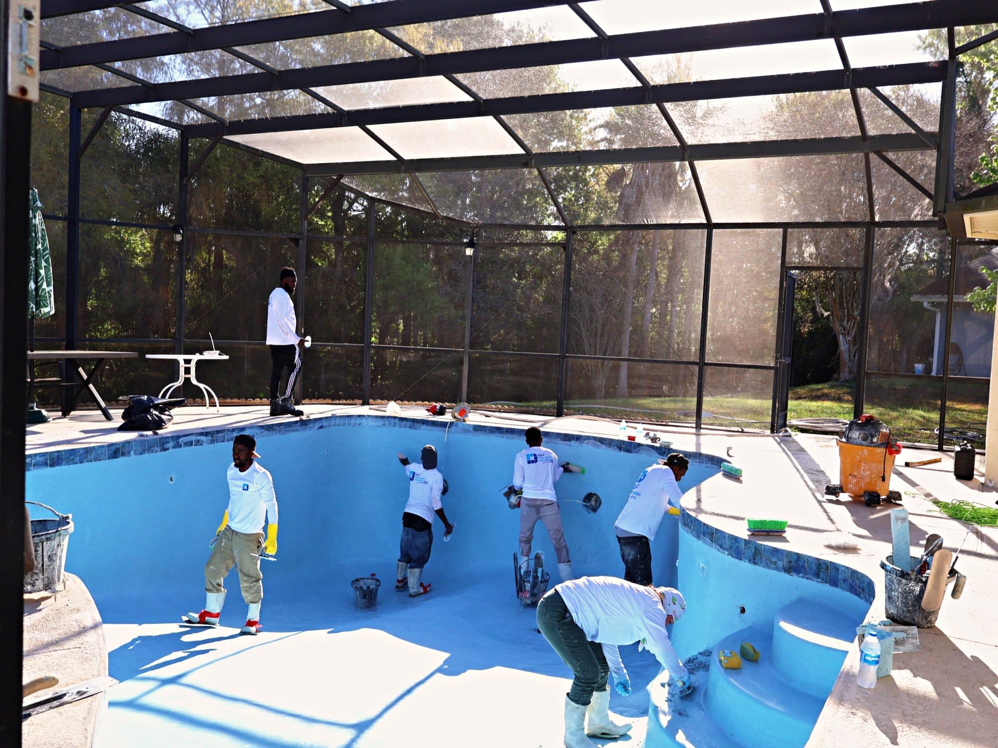 Equipo terminando una piscina bajo un screen