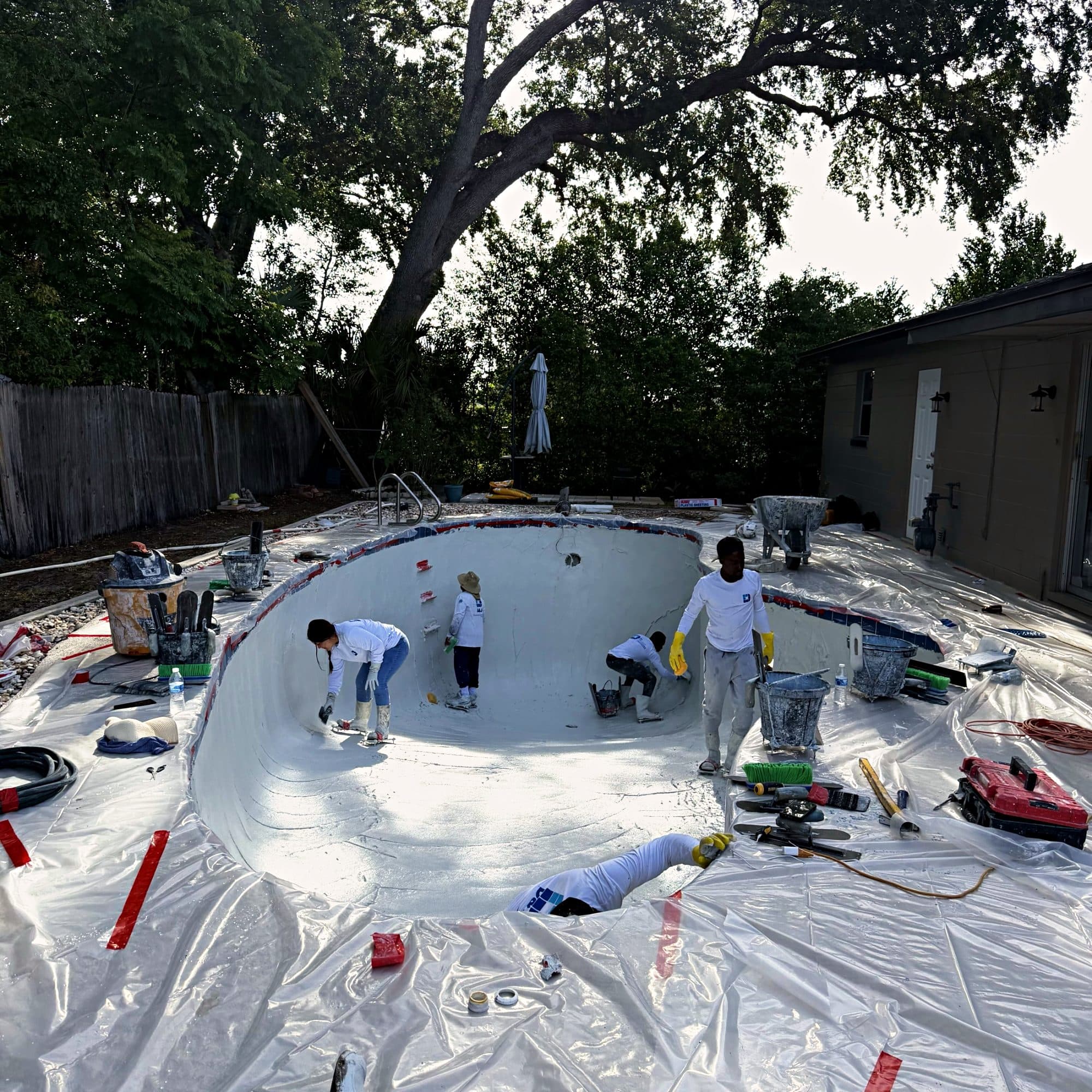 Acabado a mano de una piscina de forma libre