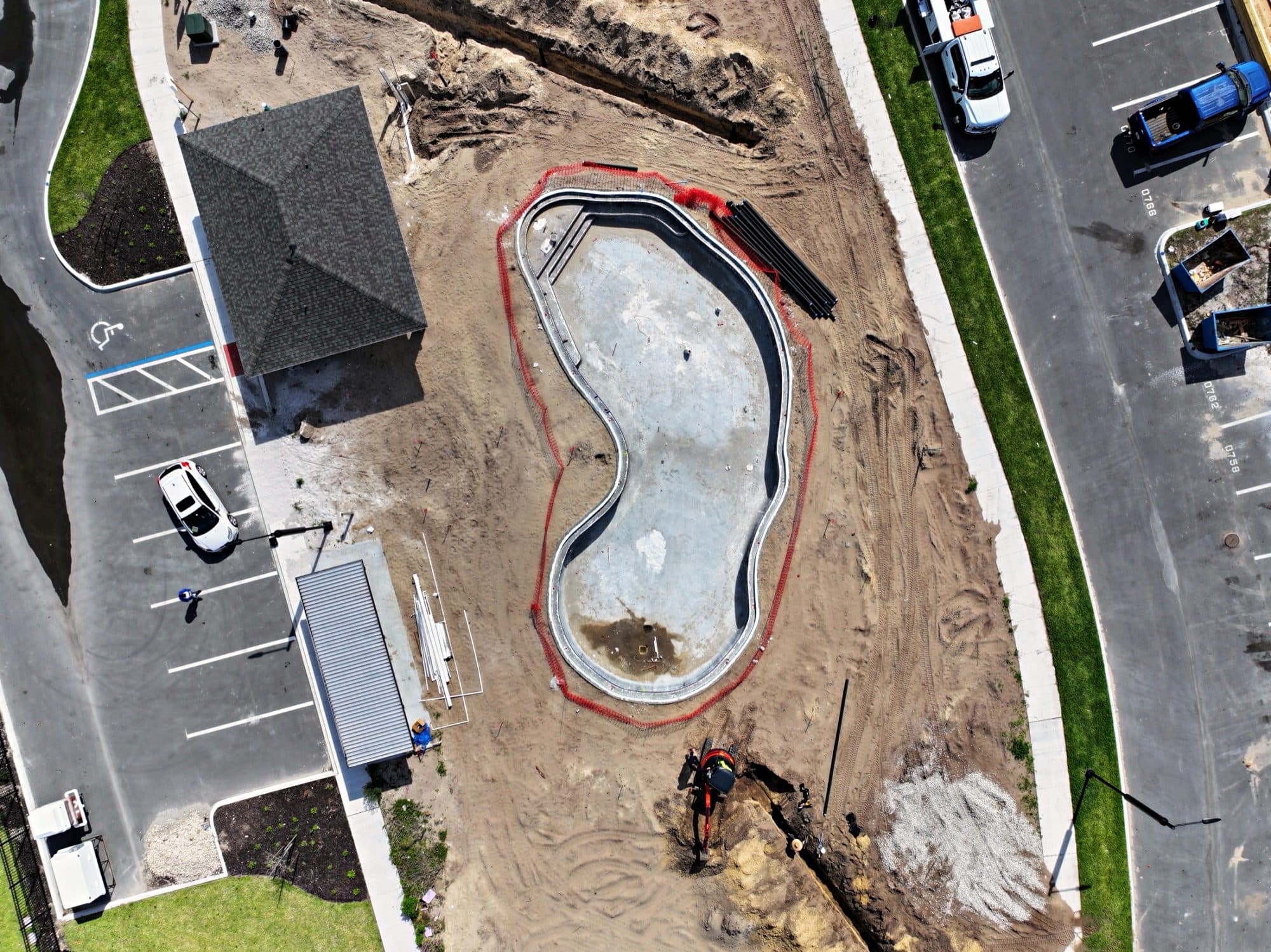 Vista aérea de una piscina comunitaria en obra