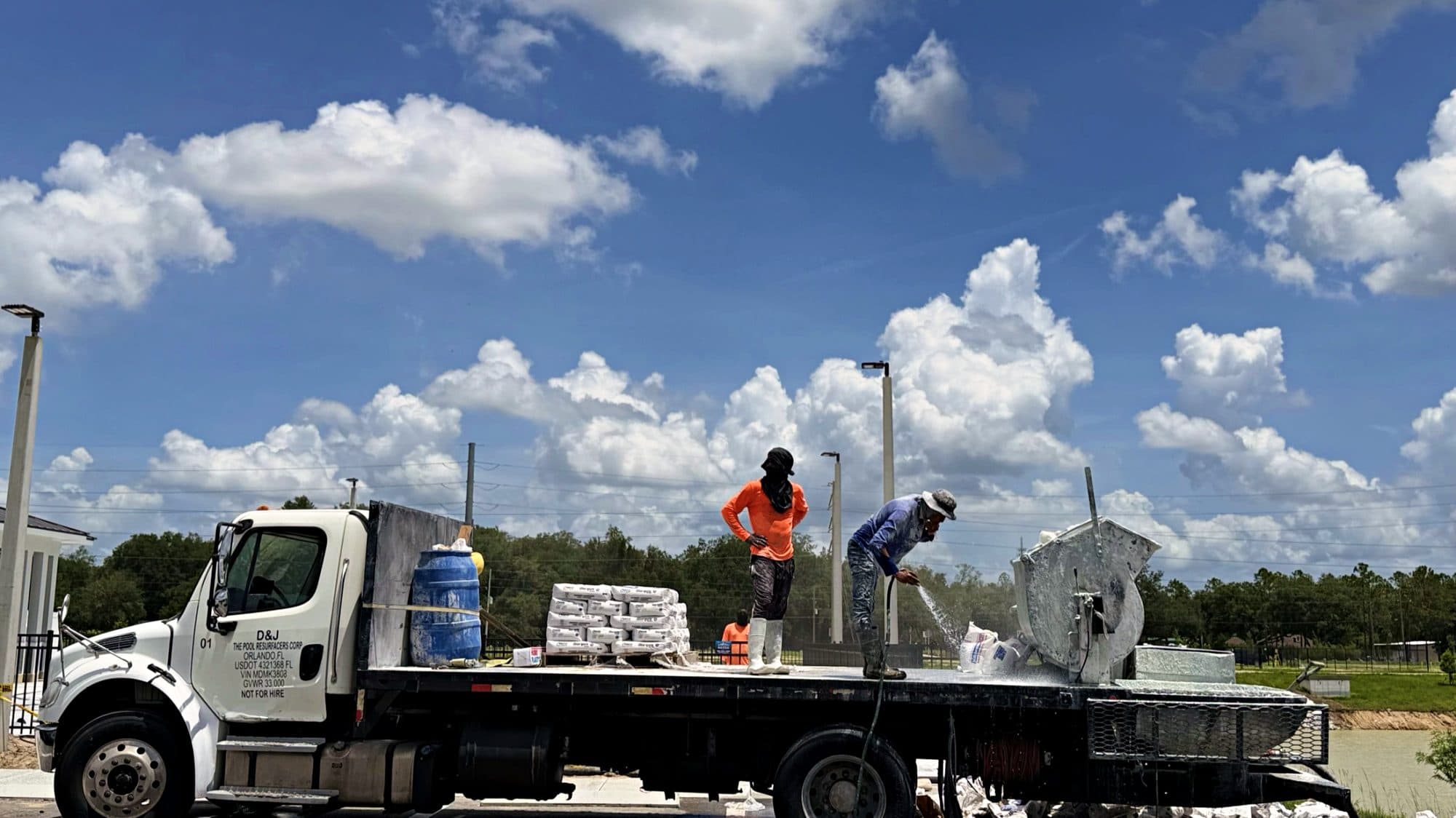 El camión propio de D&J, rotulado y registrado ante el DOT, en una obra comercial en Zephyrhills