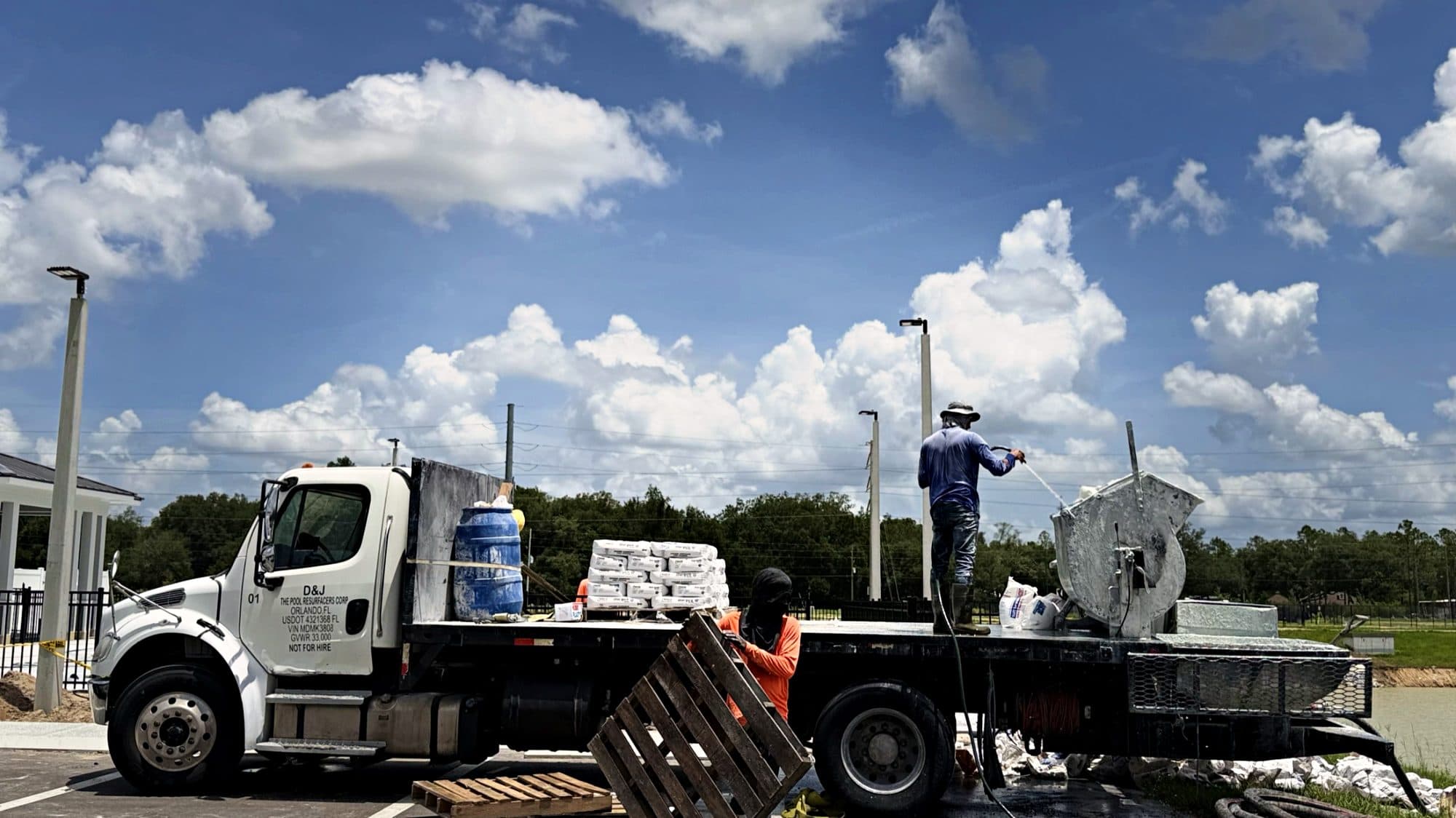 El equipo cargando el camión de D&J en una obra comercial en Zephyrhills