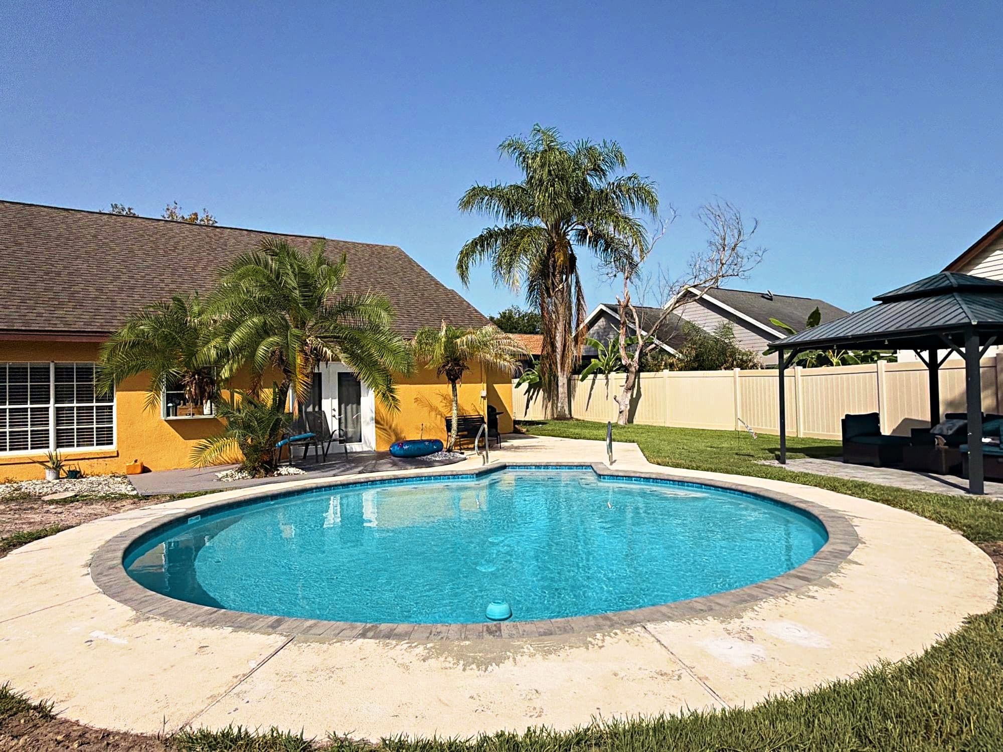 Piscina redonda restaurada y llena tras una renovación de D&J