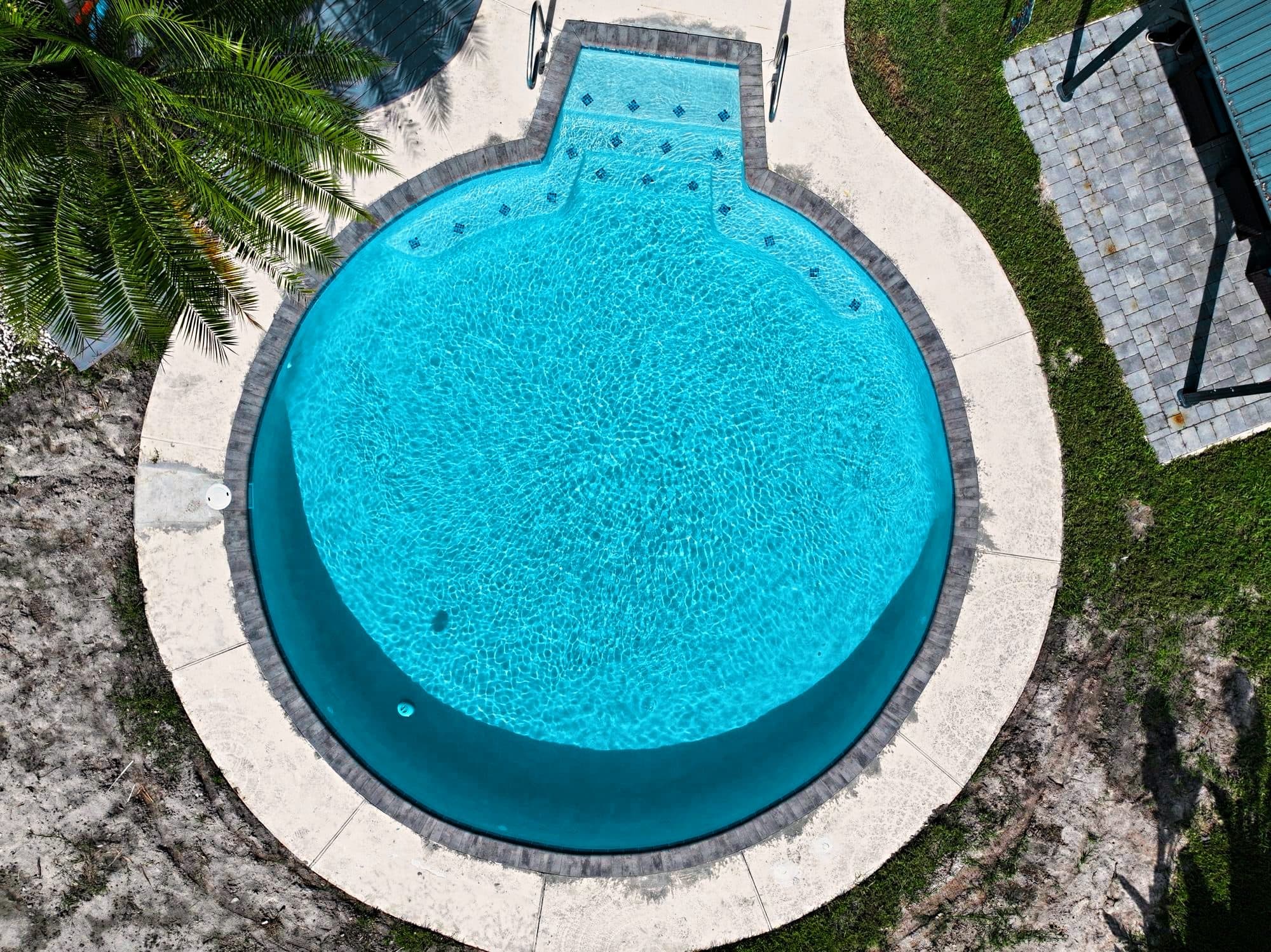 Vista aérea de una piscina redonda restaurada
